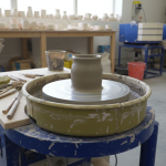 découvrez comment choisir le tour de potier professionnel idéal en fonction de vos besoins et de votre niveau pour créer des pièces uniques avec précision.