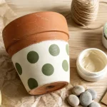 Décorer un pot de fleur sans écailler la peinture